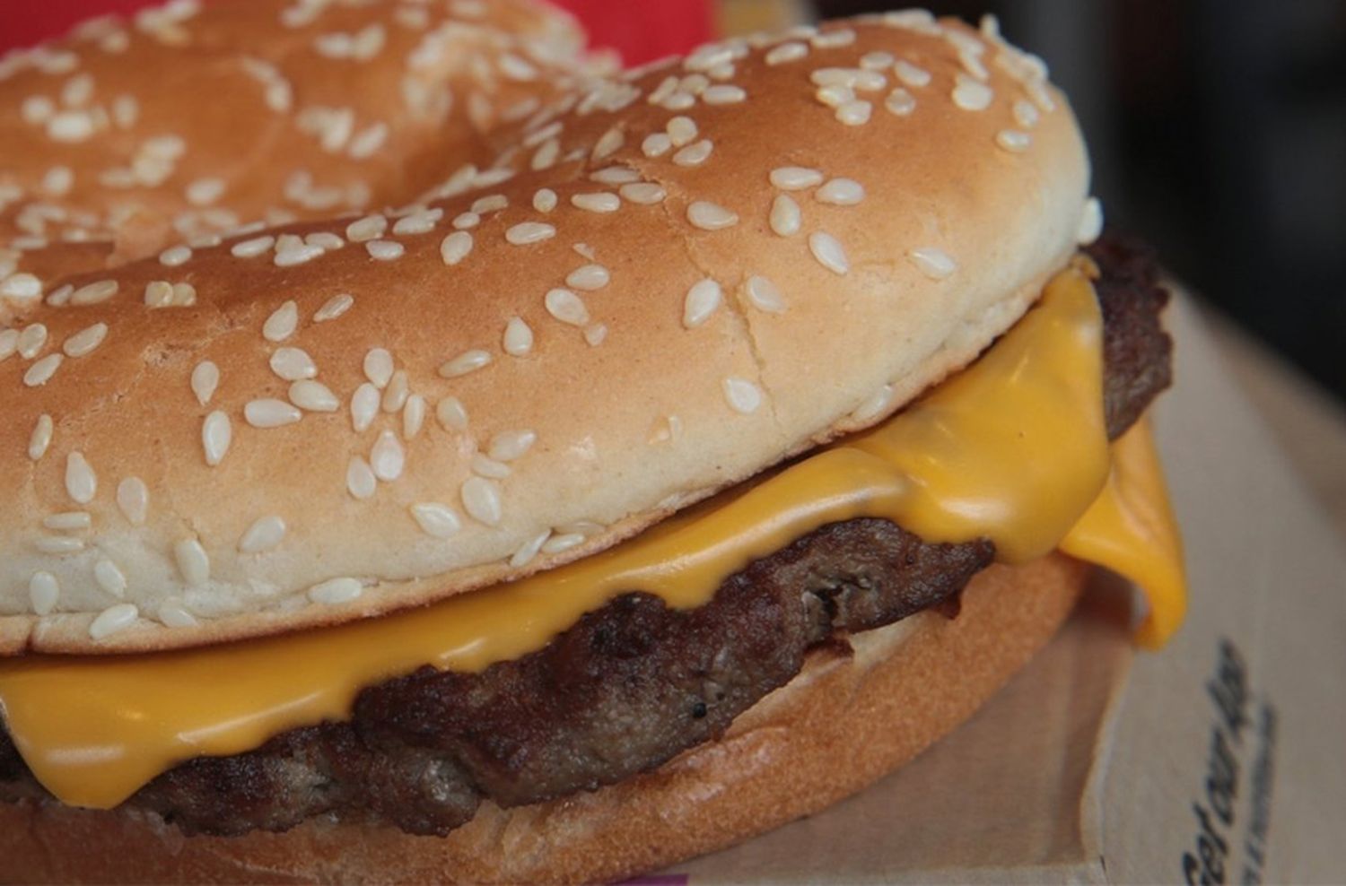 McDonald’s promete retirar los aditivos químicos de sus hamburguesas