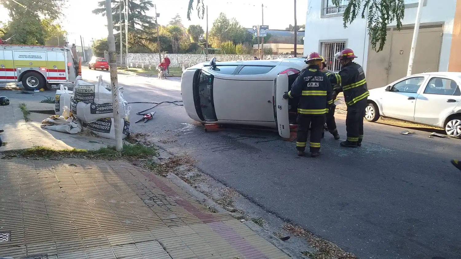 Como consecuencia del impacto, uno de los vehículos terminó volcado sobre la calle.