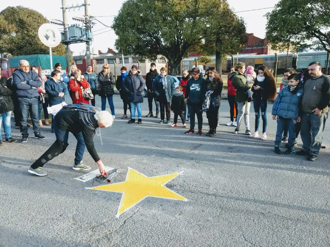 En el lugar del accidente, pintaron una estrella amarilla en memoria de Santiago Mayer
