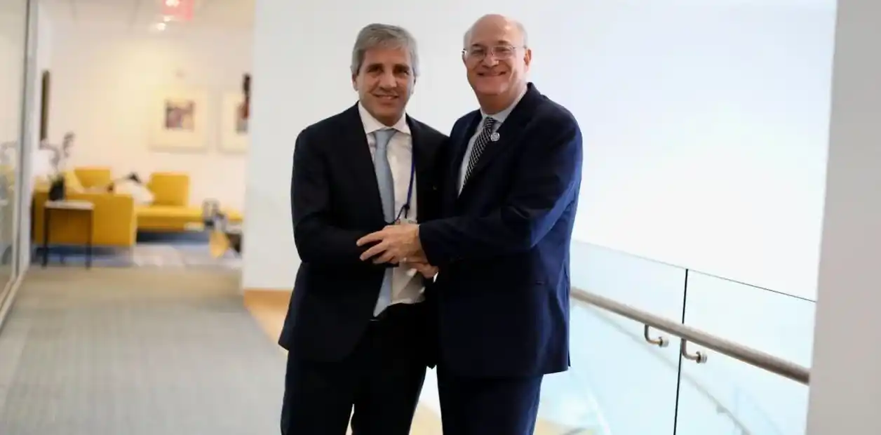 El ministro de Economía Luis Caputo se reunió este viernes con Ilan Goldfajn, presidente del BID, en Washington.