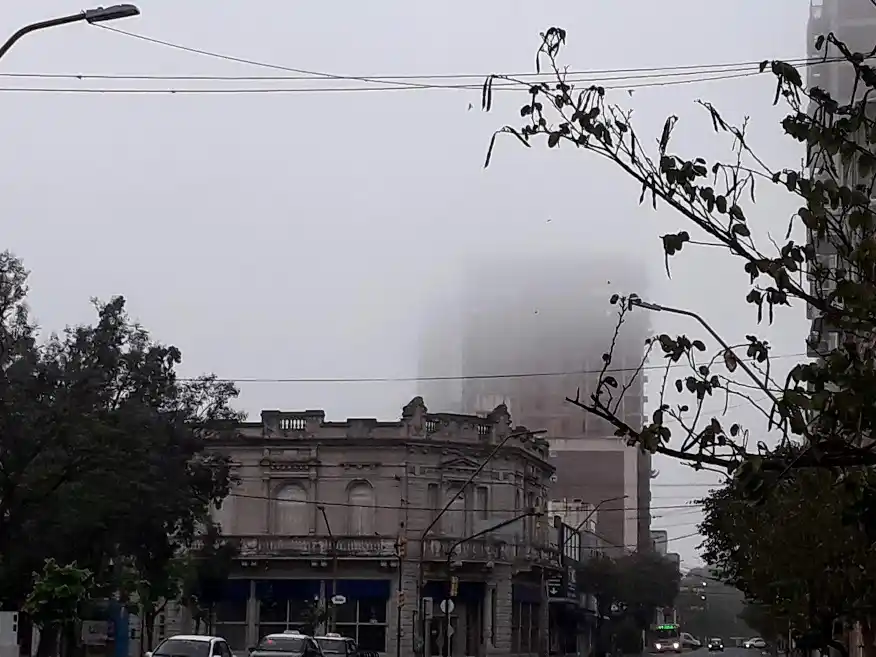 Santa Fe amanece despejado pero con niebla