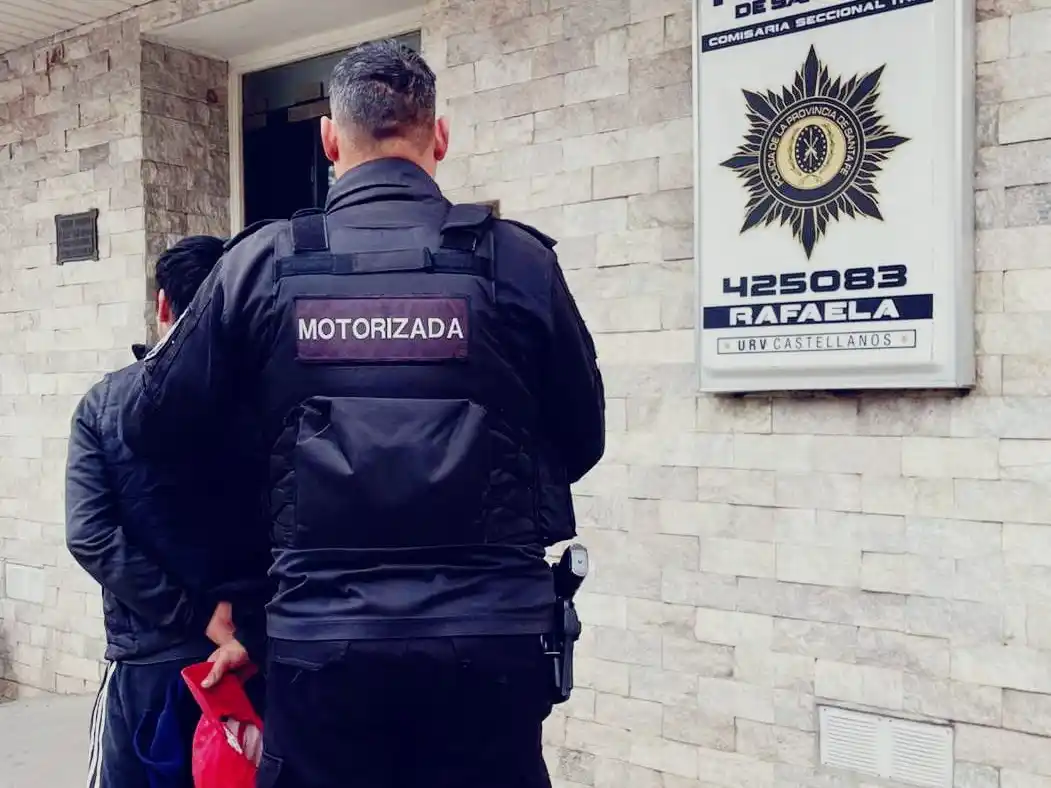 Sustrajo una campera de la baulera de una moto y fue detenido