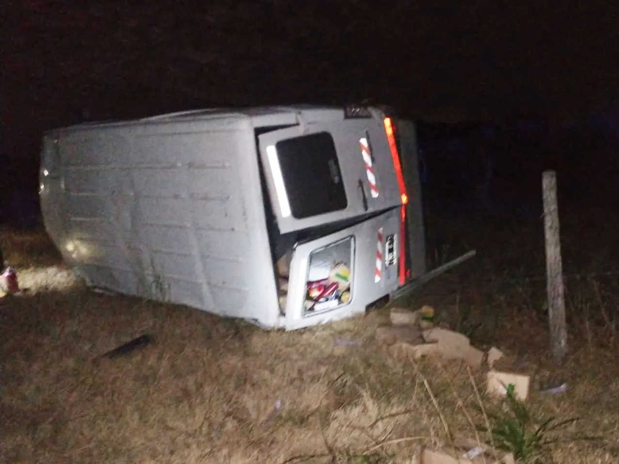 Un utilitario volcó sobre la Ruta 18 y su conductor fue hospitalizado