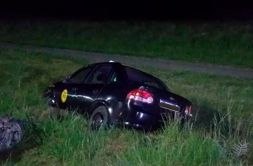 Taxi se despistó rumbo a Santa Clara y el pasajero fue internado en el HIGA