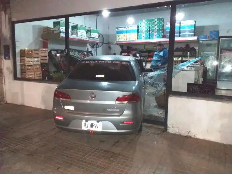Un auto realizó una mala maniobra y se incrustó dentro de una verdulería