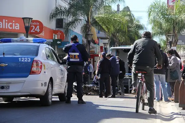 Choque entre una moto y una camioneta en 25 de Mayo y Chacabuco