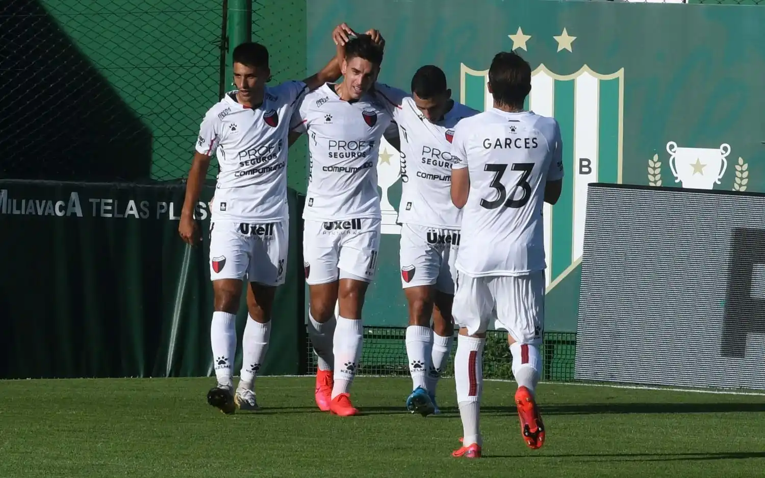 Colón venció por 3-0 a Banfield