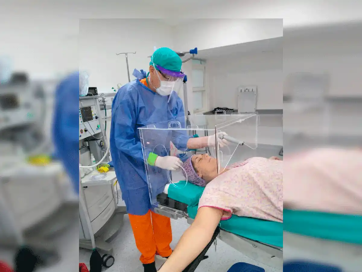 Así funcionan las cabinas para proteger al personal del Hospital que donaron diseñadores del Cres 