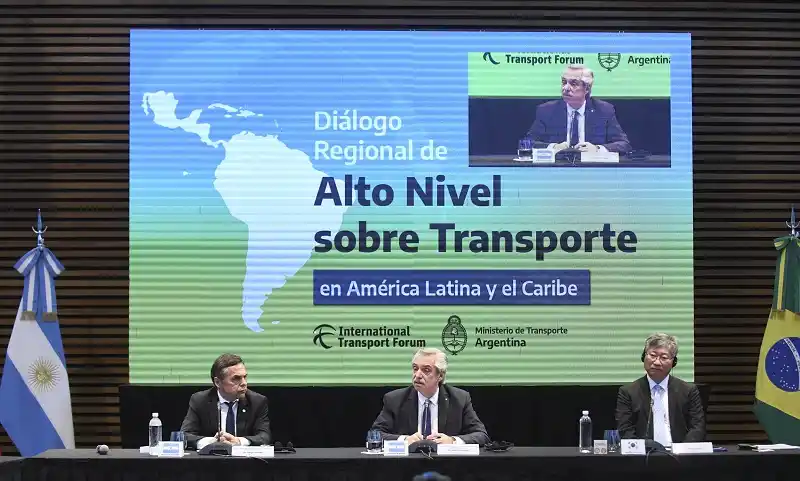 Fernández cerró el Foro Internacional de Transporte.