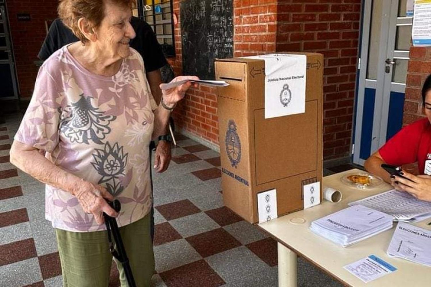 A los 95 años, Elda dando ejemplo cívico, votando en las últimas elecciones
</p><p>Facebook Elda