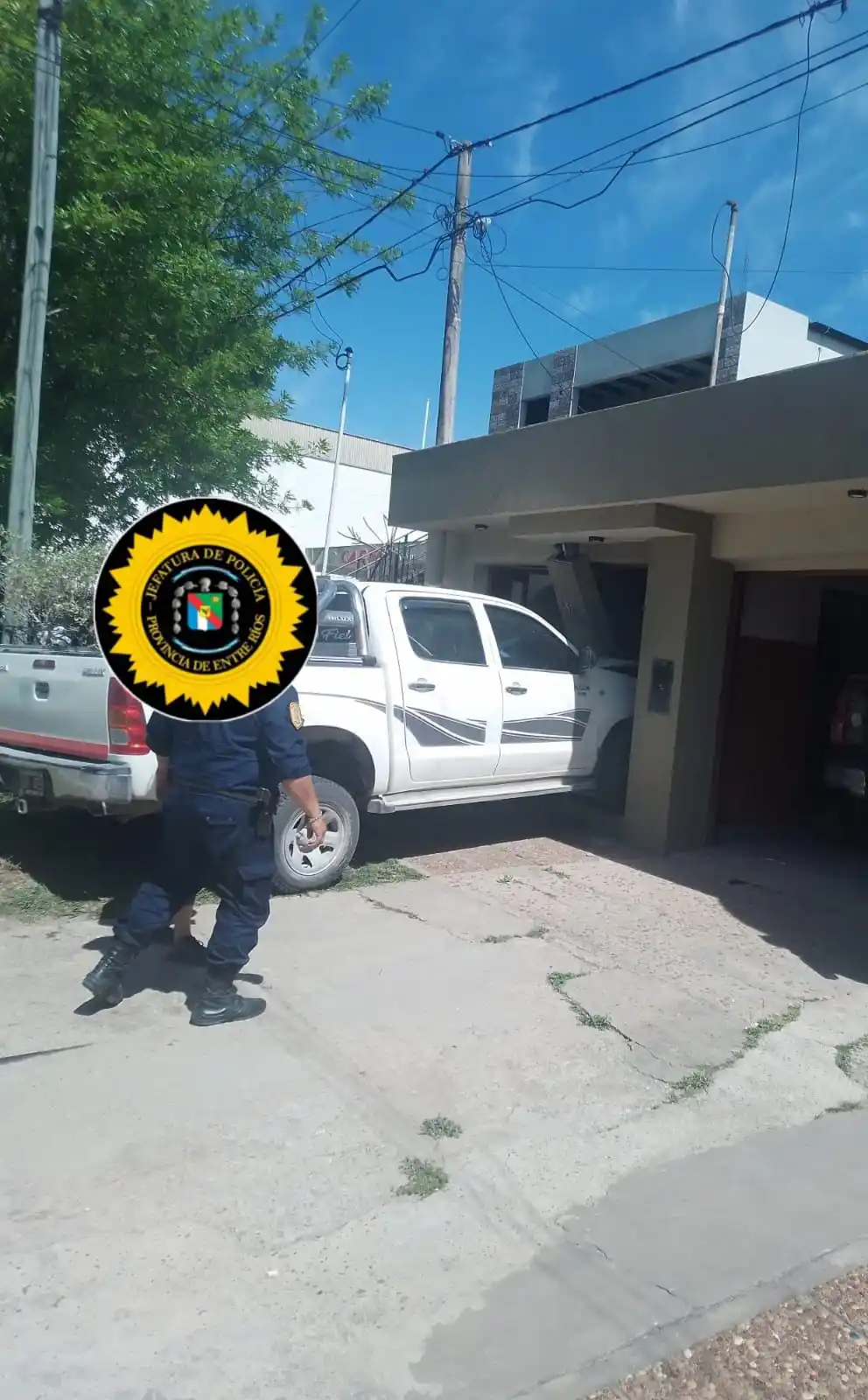 Camioneta embistió el frente de una vivienda en calle Mitre