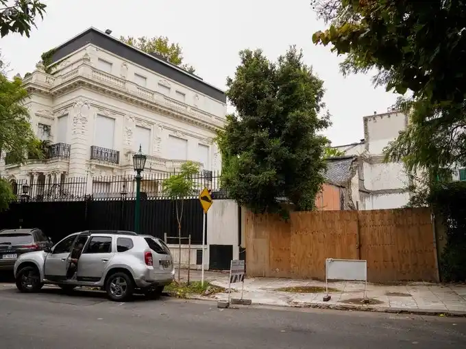 La casona de Barrio Parque que no fue demolida. FOTO: Clarín