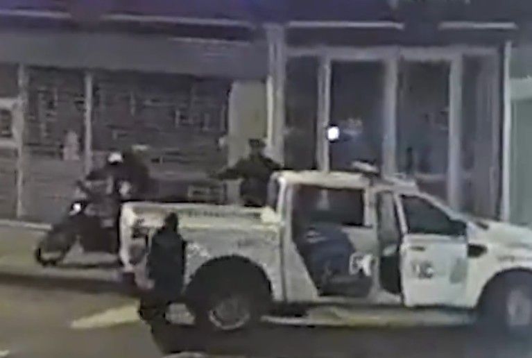 El sujeto llevaba a tiro el rodado cuando fue sorprendido forzando la puerta de un vehículo estacionado.