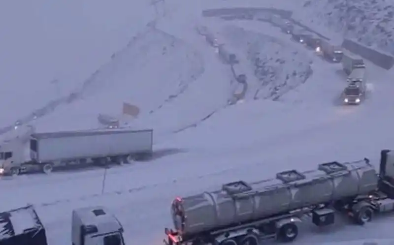Dramático temporal en la cordillera: más de 300 vehículos varados
