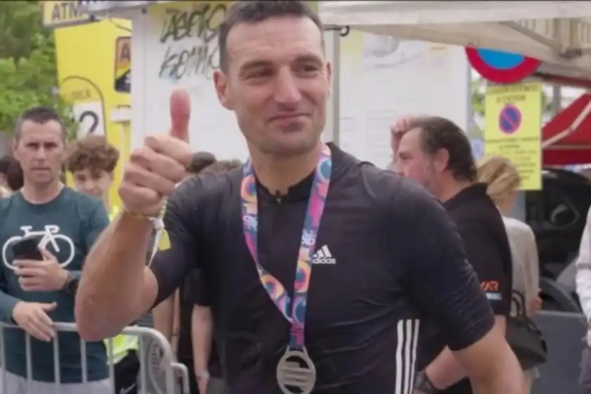Scaloni completó una prueba de ciclismo de 167 kilómetros y se colgó otra medalla