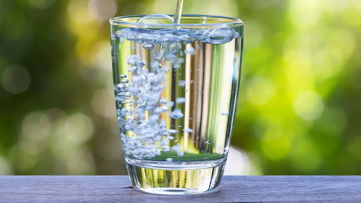 La cantidad de agua que necesita una persona por día no es una cifra única y universal.
