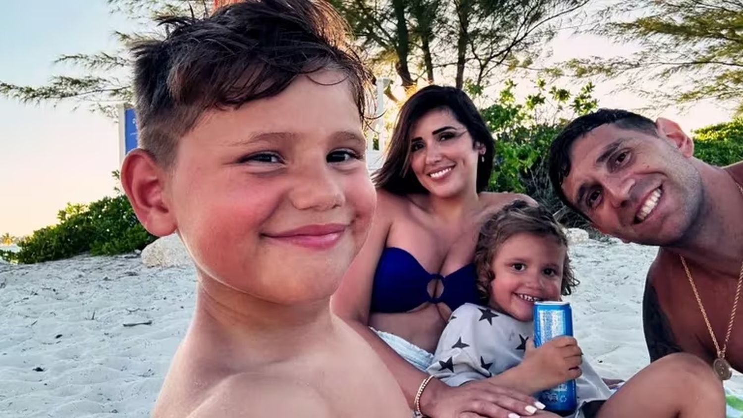 Emiliano "dibu" martinez y su familia.