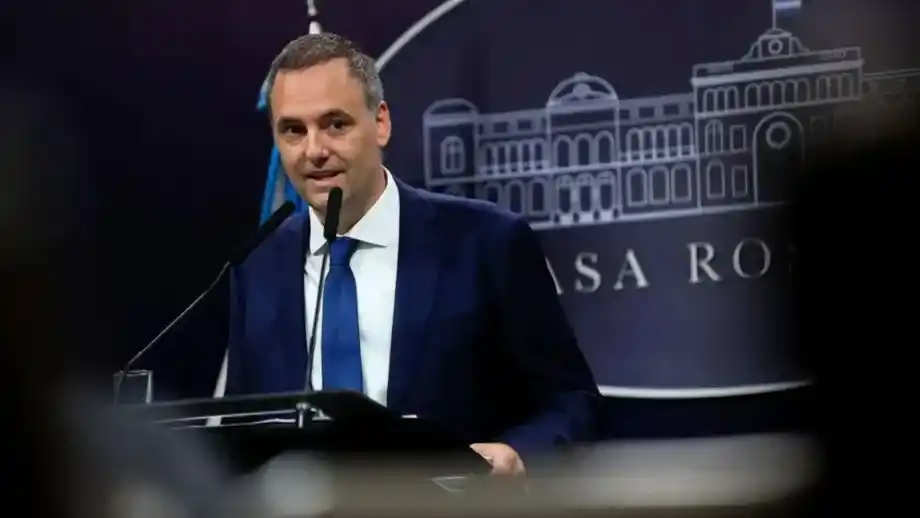 El jefe de gabinete, Manuel Adorni en conferencia de prensa.