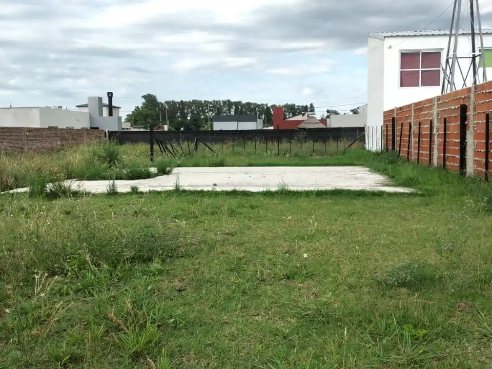 La platea de una de las "viviendas", fue todo lo que construyó la empresa.