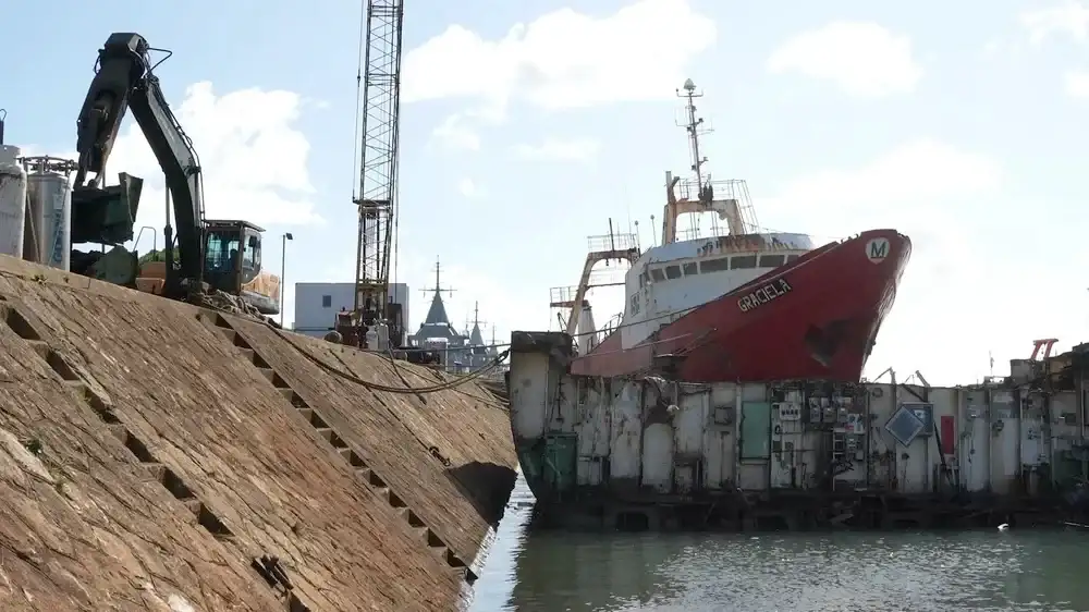 Según los fundamentos oficiales, actualmente existen 84 buques poteros argentinos en actividad, una cifra muy inferior a las cerca de 150 unidades que llegaron a operar en los años de mayor desarrollo de la pesquería.