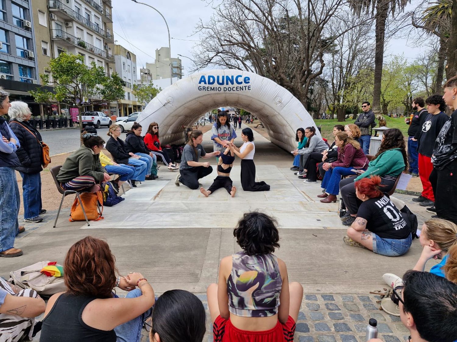 Las clases públicas de la Facultad de Arte en la carpa de Adunce.