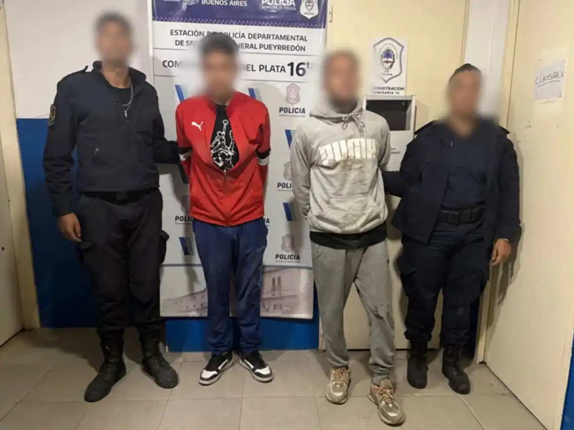 Los sospechosos intentaron escapar a pie y se escondieron en el patio de una vivienda.