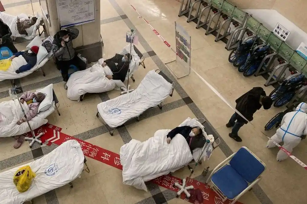 Colapsan los hospitales y crematorios en China por el rebrote de Covid