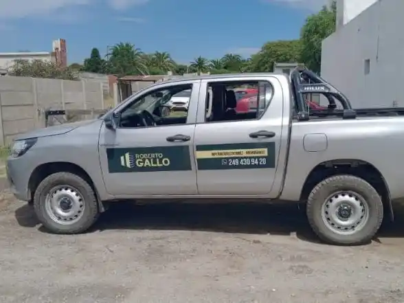 El hecho se originó a partir de una denuncia radicada el 22 de febrero, cuando una vecina informó la sustracción de una Toyota Hilux 4x2 color gris.