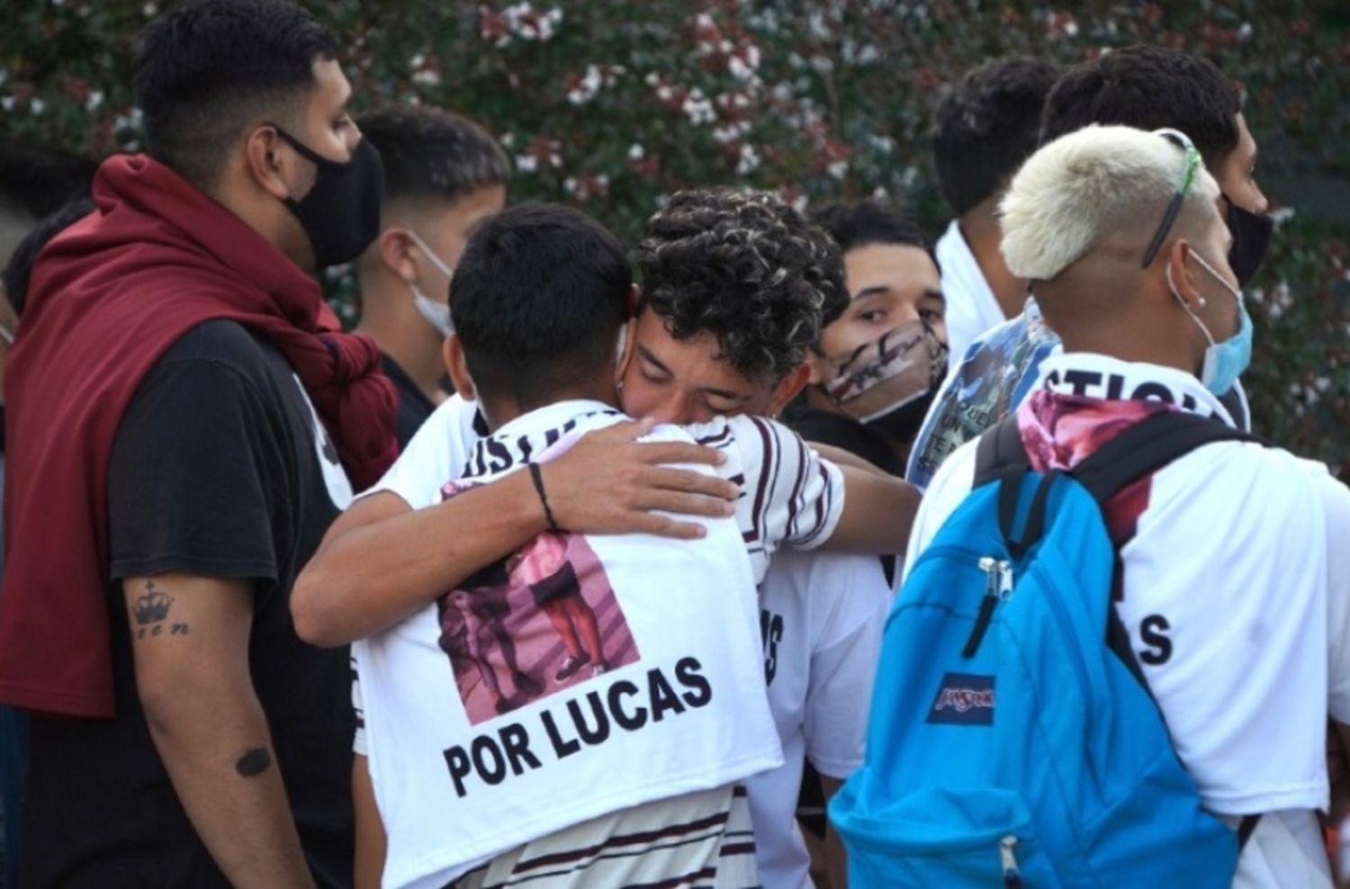Con profundo dolor y muestras de apoyo, inhumaron los restos de Lucas González