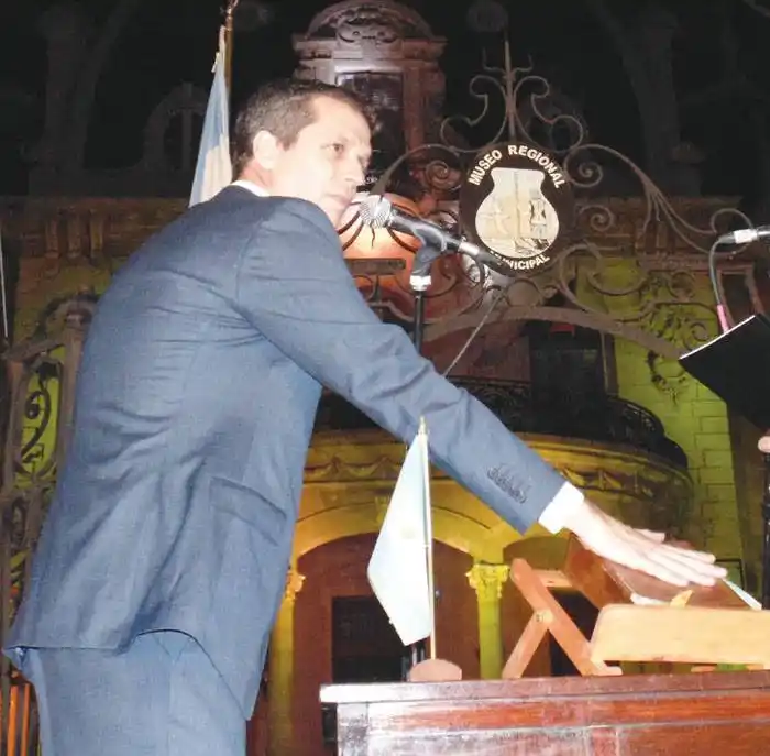 Plantean la incompatibilidad en las funciones de Enrique Cresto 