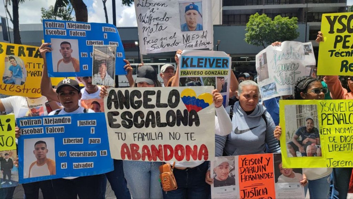 «SON VÍCTIMAS, NO CRIMINALES»: Familias venezolanas urgen a la ONU proteger a deportados en El Salvador (+Detalles)