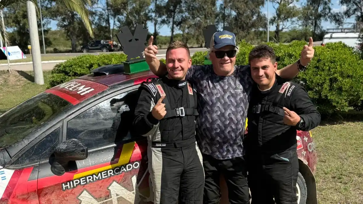 Los hermanos Alselmi junto a Héctor Benedetto