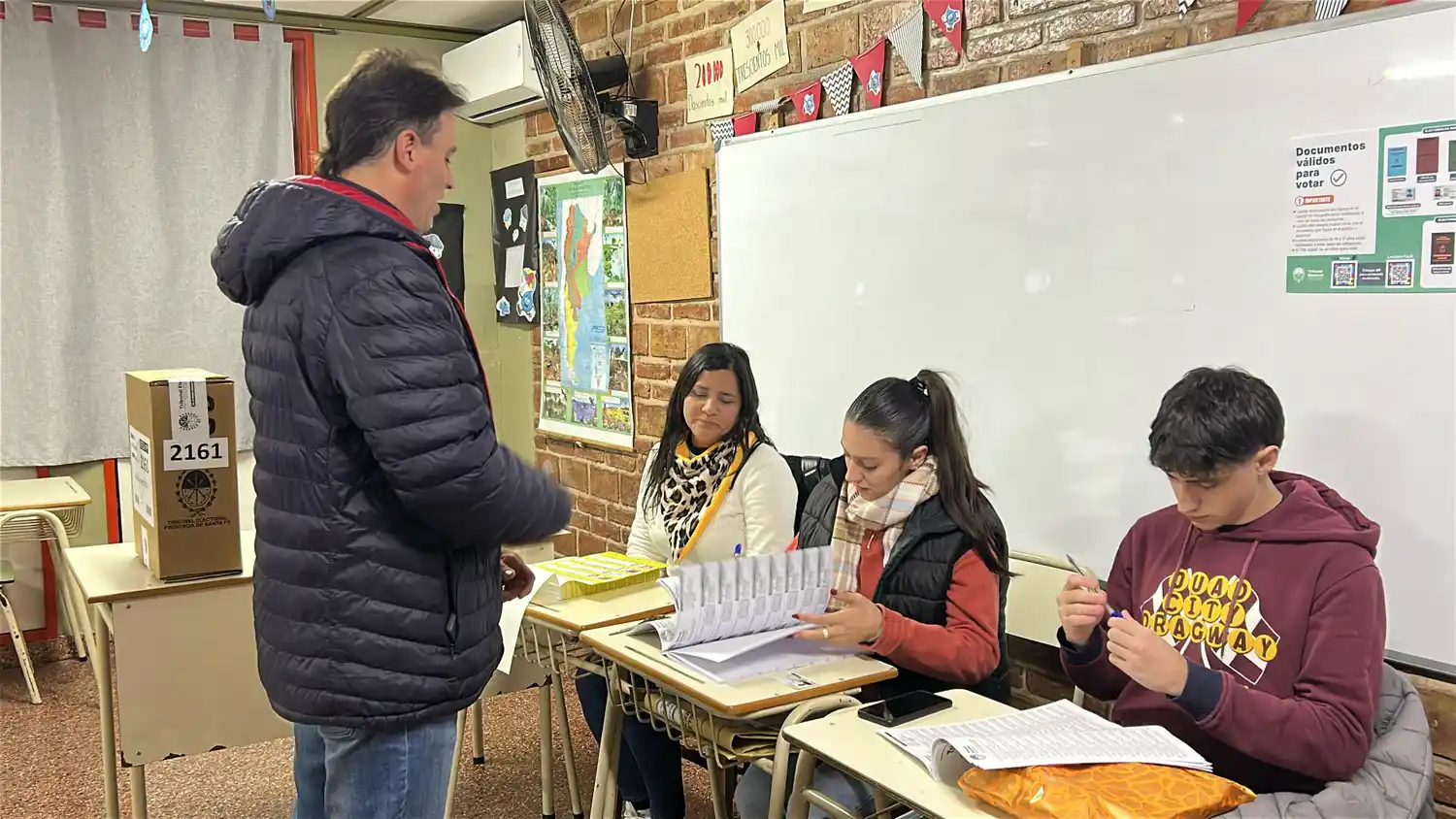 Elecciones 2025 Delvis Bodoira votó en escuela Mitre y fue el primero en votar en su mesa - 3