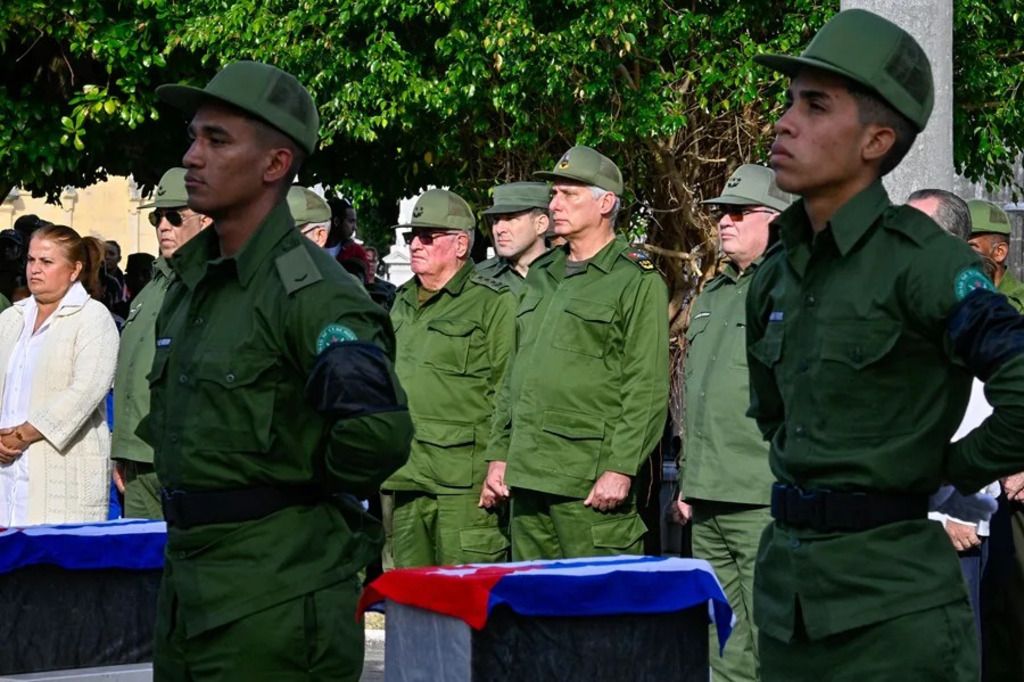 El presidente de Cuba, Miguel Diaz-Canel, junto al Ministro de las Fuerzas Armadas Revolucionarias (FAR) y el Ministro del Interior., EFE