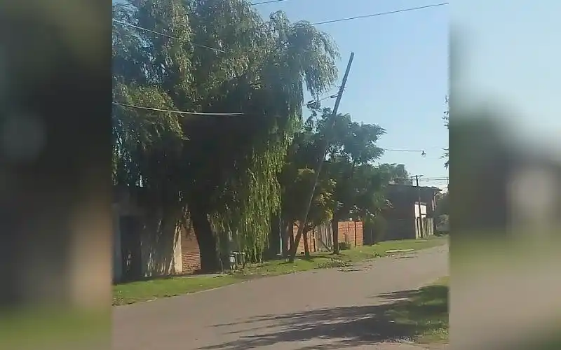 Temporal: poste a punto de caer en Saavedra y Javier Rivero