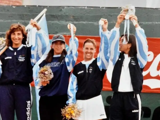 Mercedes Paz, Patricia Tarabini, Bettina Fulco y Florencia Labat con el oro.