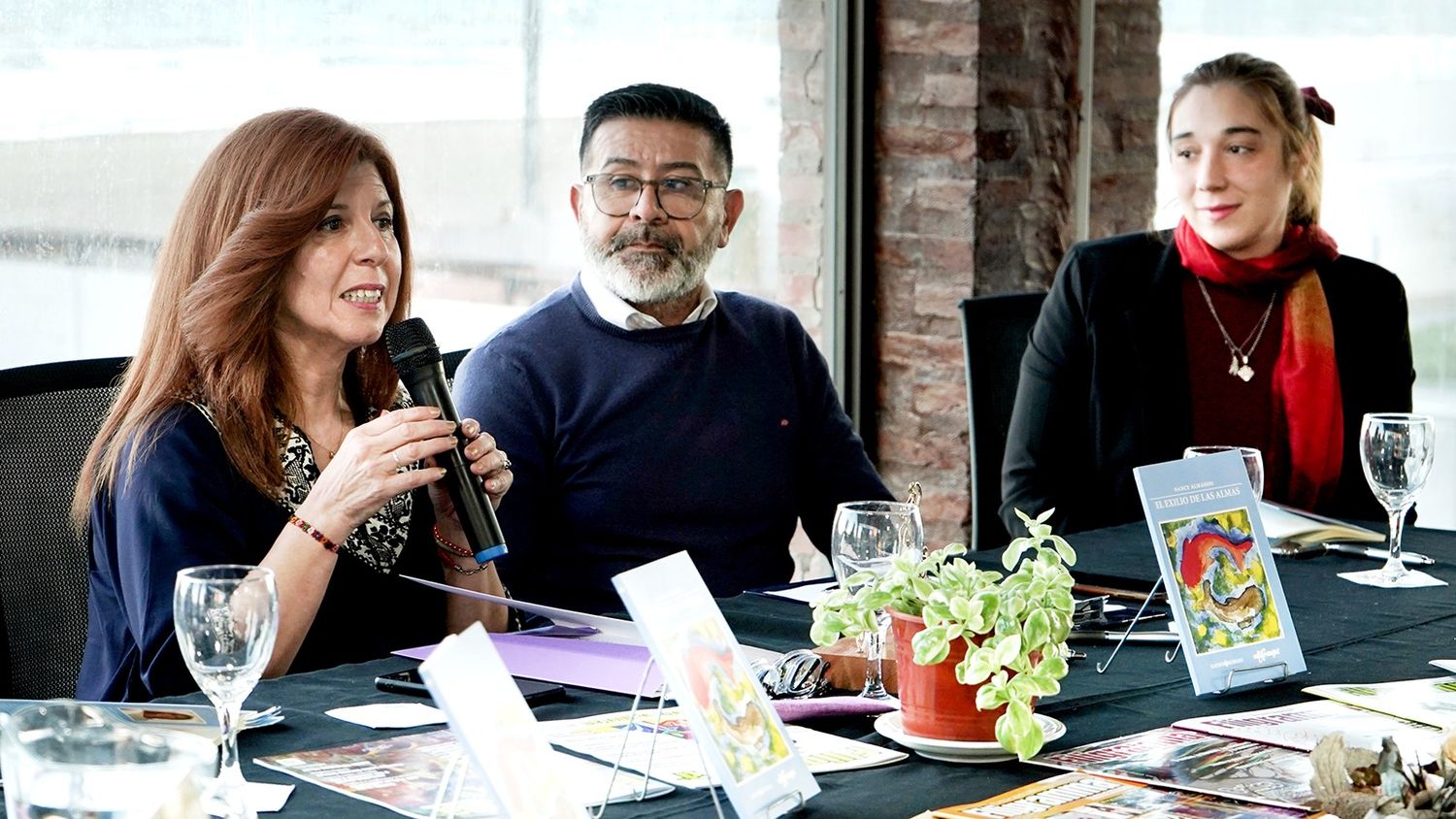Nancy Almassio presentó su libro y el taller de poesía del Hospital Taraborelli cumplió 21 años