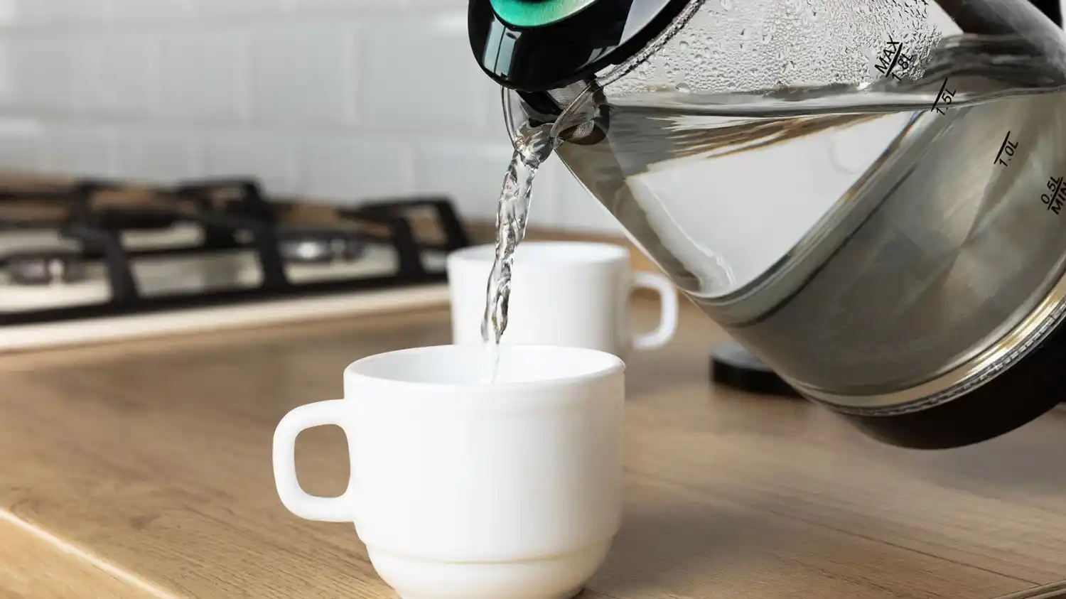 Tomar agua caliente en ayunas: ¿qué dicen los especialistas sobre la tendencia viral?