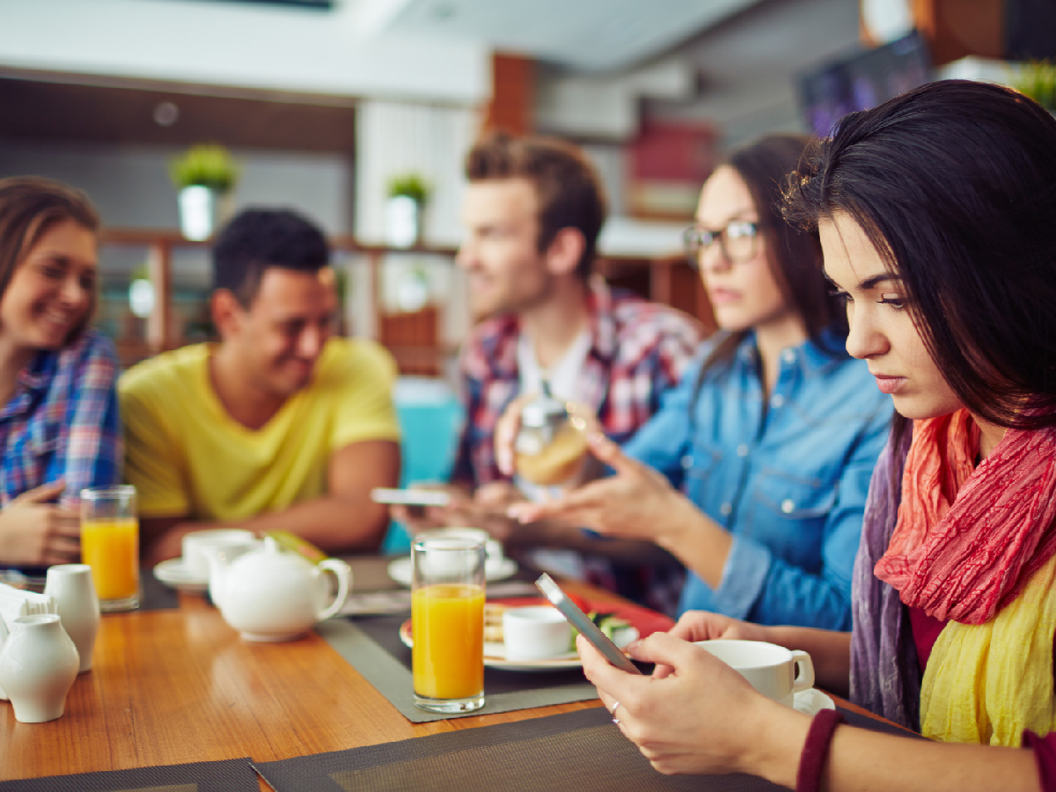 Más de la mitad de los argentinos mira el celular en medio de las conversaciones