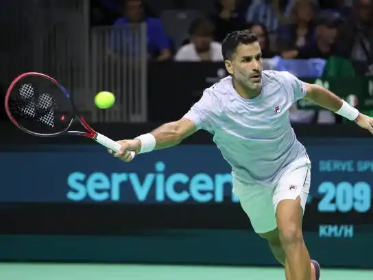 Máximo González sale a la cancha en Washington.
