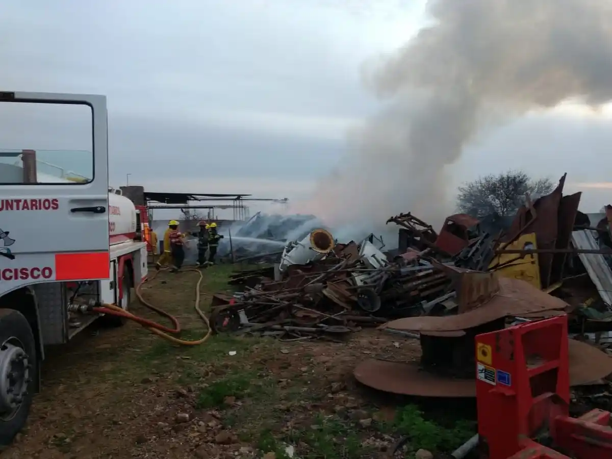 Bomberos contuvieron incendio en una chacharita de Estación Frontera