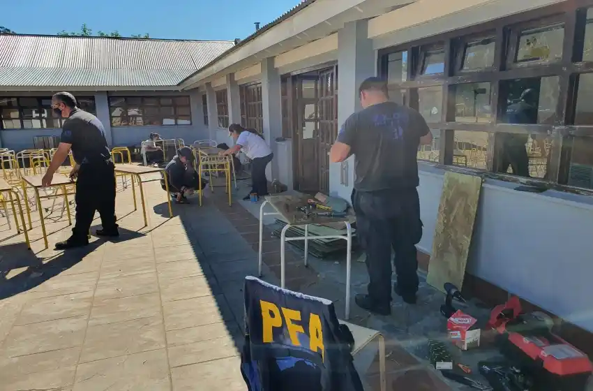 Colaboración de la Policía Federal para el mantenimiento de una escuela en Ostende