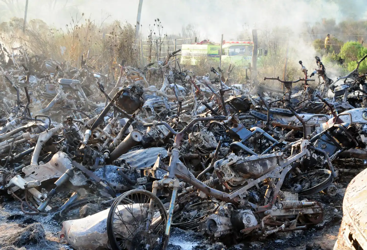 Voraz incendio quemó la mayoría de los vehículos incautados en el deposito judicial