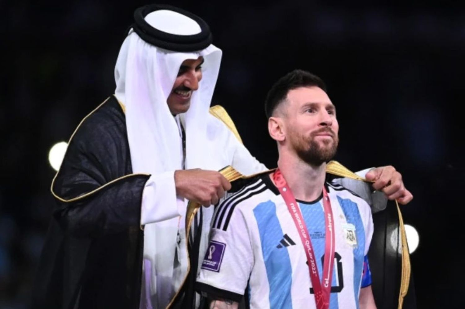 Messi recibió una oferta millonaria por la túnica que le pusieron en Qatar 2022