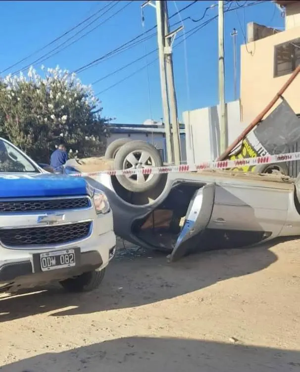 Internaron a los ocupantes de un automóvil luego de volcar