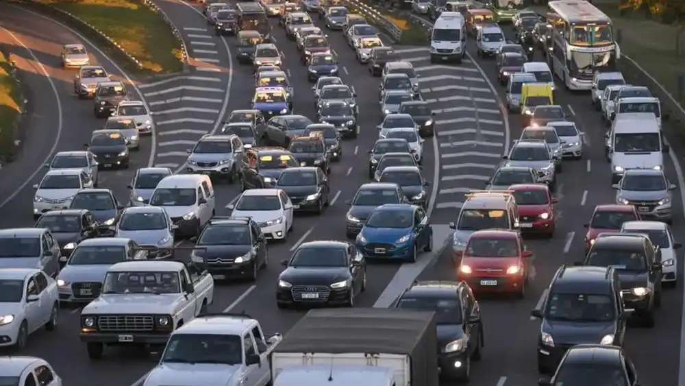 Caos en el comienzo del fin de semana largo: choque con heridos y vuelco en Ruta 2