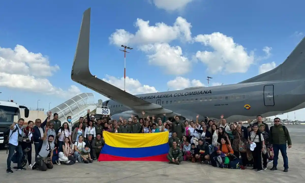 Despegó de Israel el primer vuelo con colombianos que estaban atrapados por la guerra