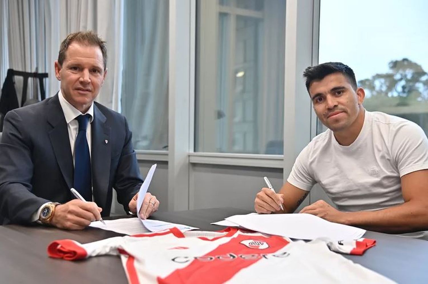 River Plate hizo oficial el fichaje de Marcos Huevo Acuña con una singular presentación que sorprendió a todos