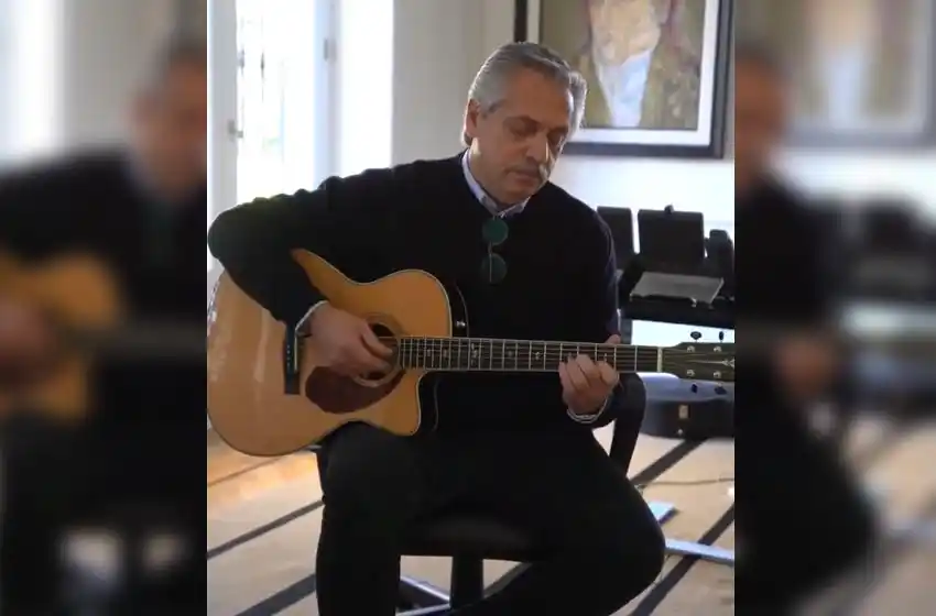 Con guitarra en mano, Alberto Fernández le pidió a los adolescentes que se queden en sus casas