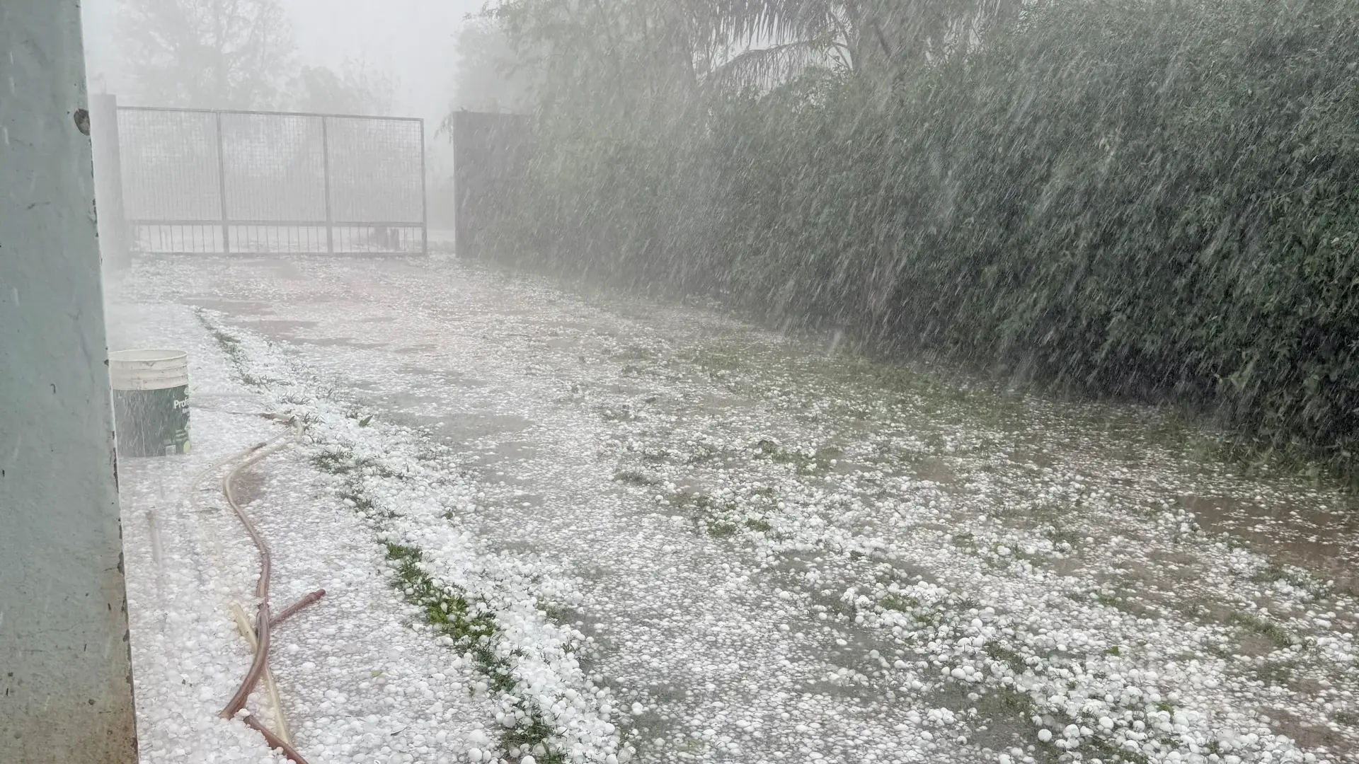 El granizo cubrió las calles de blanco: impresionantes imágenes del temporal en Ataliva